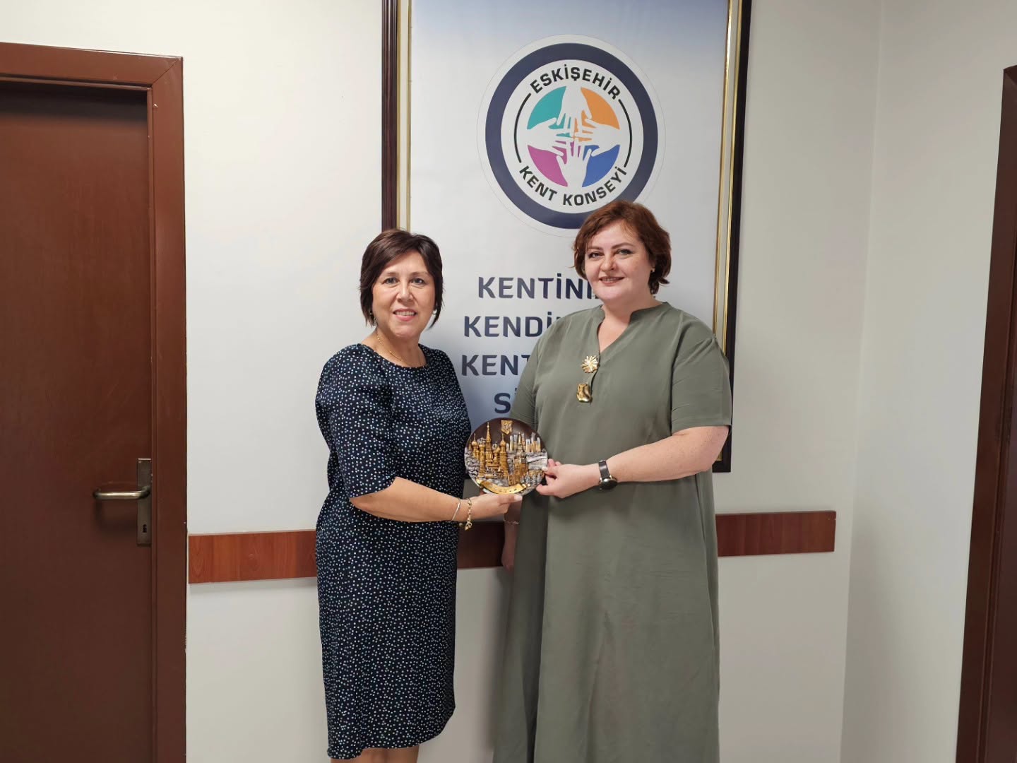ESKİŞEHİR RUS DİLİ DERNEĞİ (ERUDİL) YÖNETİM KURULU BAŞKANI ELENA ŞEVELEVA DURNA,VE DERNEK ÜYELERİ ESKİŞEHİR KENT KONSEYİ BAŞKANI İNCİ ÜLÜĞ’Ü MAKAMINDA ZİYARET ETTİ.