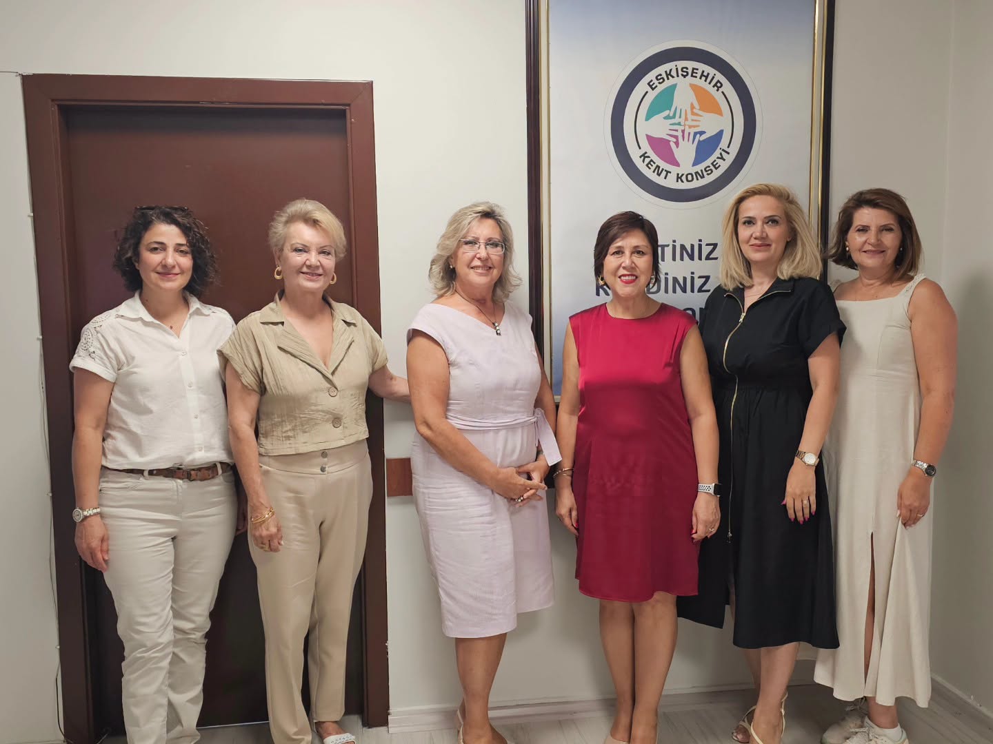 ESKİŞEHİR KENT KONSEYİ KADIN MECLİSİ BAŞKANI ZUHAL ŞEN VE YÜRÜTME KURULU  ÜYELERİ, ESKİŞEHİR KENT KONSEYİ BAŞKANI  İNCİ ÜLÜĞ’Ü MAKAMINDA ZİYARET ETTİ.