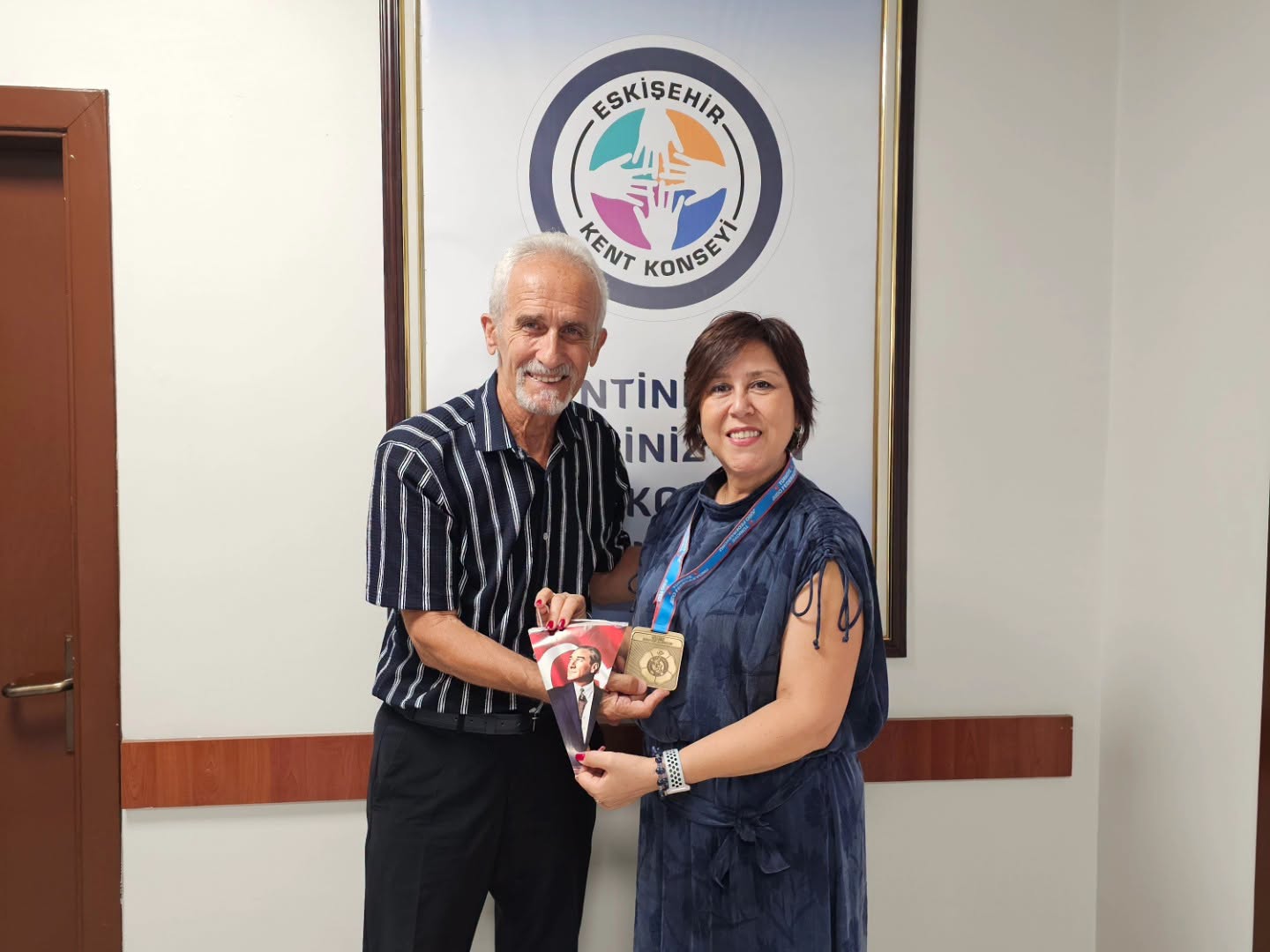 ESKİŞEHİR YUNUSEMRE MAZİ DÜET AKADEMİ DERNEĞİ BAŞKANI VE ÜYELERİ ESKİŞEHİR KENT KONSEYİ BAŞKANI İNCİ ÜLÜĞ’Ü MAKAMINDA ZİYARET ETTİ.