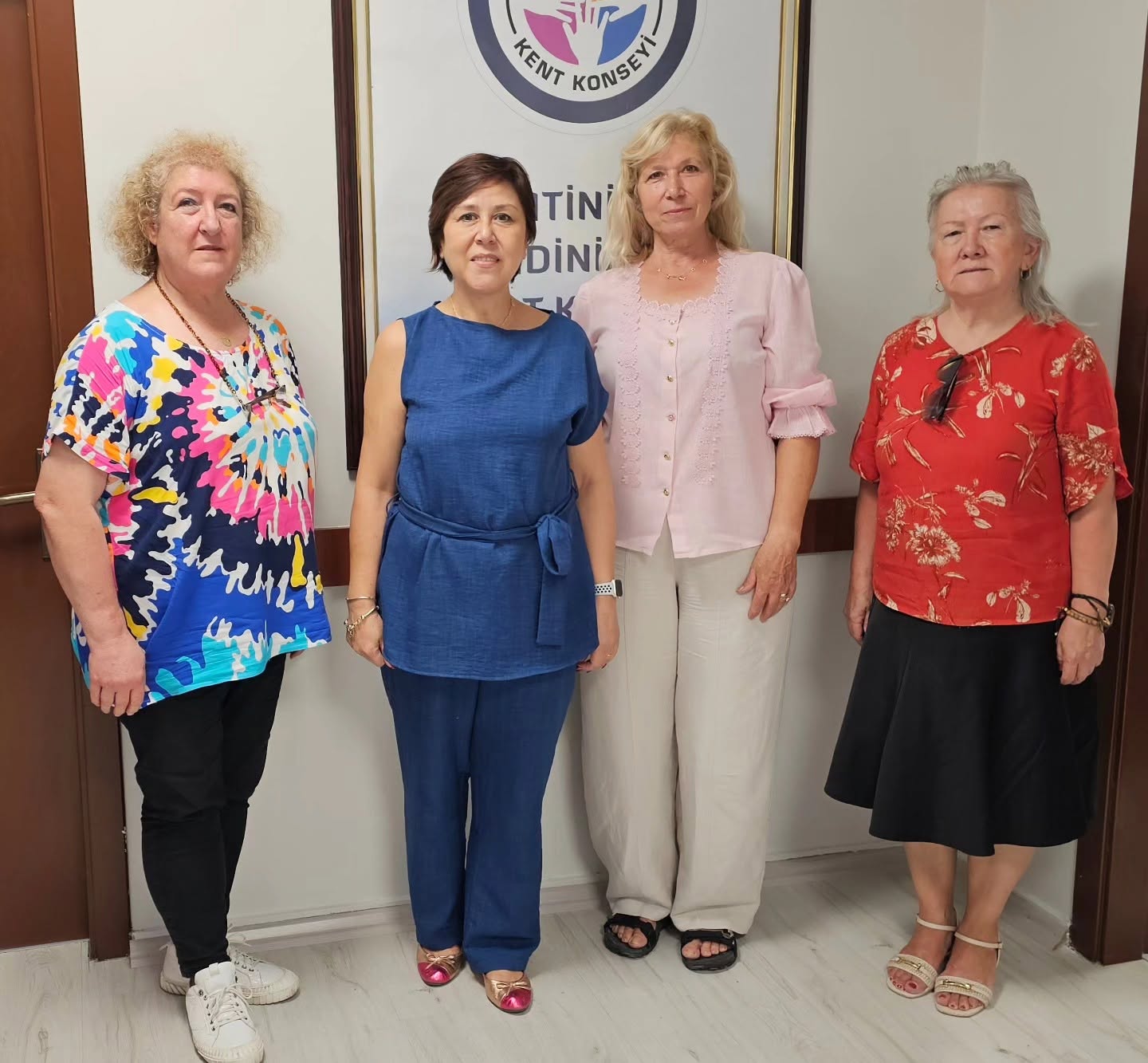 ESKİŞEHİR SANAT DERNEĞİ BAŞKANI VE YÖNETİM KURULU ÜYELERİ, ESKİŞEHİR KENT KONSEYİ BAŞKANI İNCİ ÜLÜĞ’Ü MAKAMINDA ZİYARET ETTİ.
