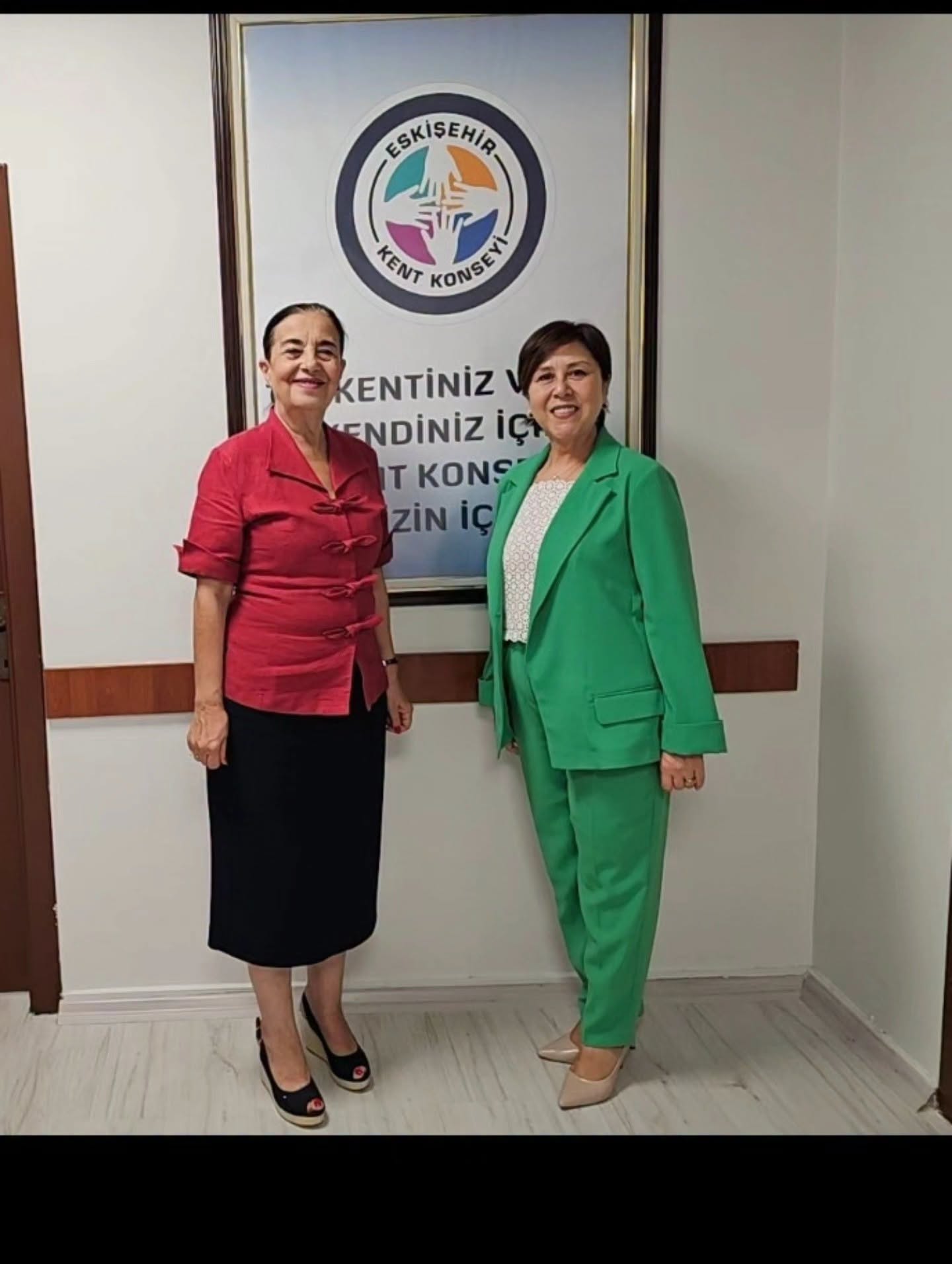 CUMHURİYET HALK PARTİSİ ESKİŞEHİR MİLLETVEKİLİ SAYIN DR. JALE NUR SÜLLÜ, ESKİŞEHİR KENT KONSEYİ BAŞKANI İNCİ ÜLÜĞ’Ü ZİYARET ETTİ.