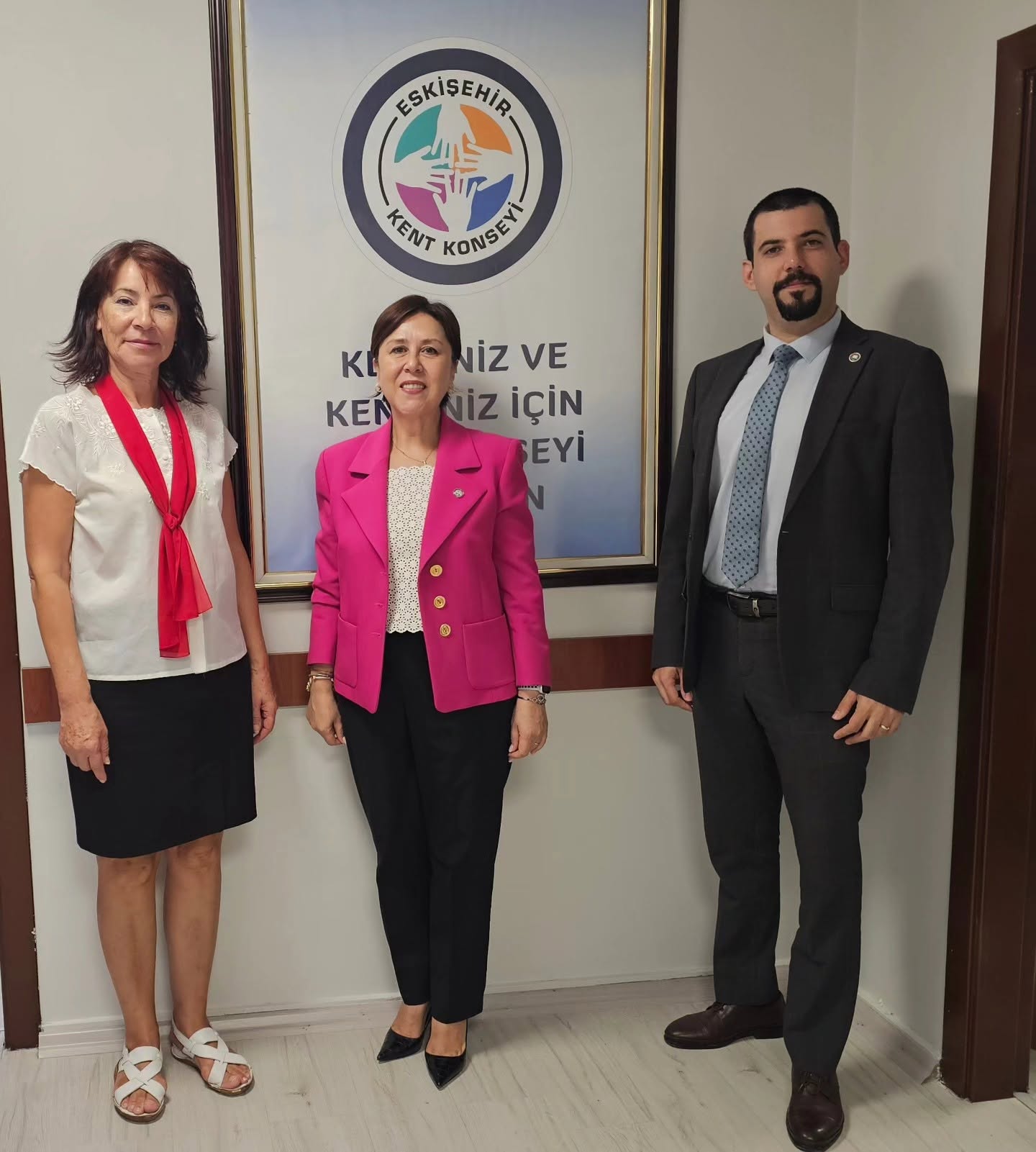 ESKİŞEHİR KENT KONSEYİ ARABA YOK ÇALIŞMA GRUBU BAŞKANI ALİCAN ÜNAL , ESKİŞEHİR KENT KONSEYİ BAŞKANI İNCİ ÜLÜĞ’Ü ZİYARET ETTİ.
