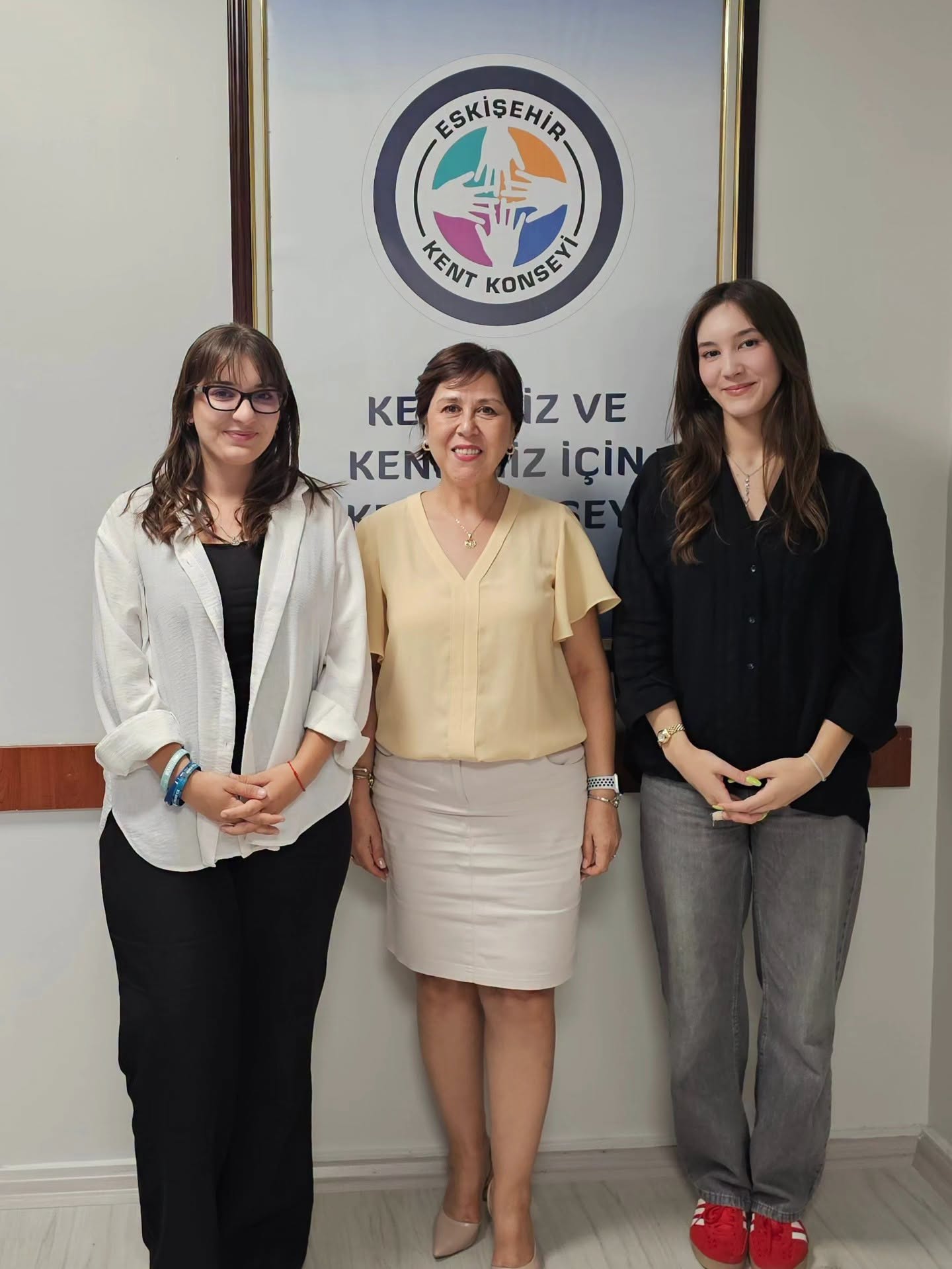 AIESEC ESKİŞEHİR ŞUBE YÖNETİMİNDEN, DEĞİŞİM VE GENÇLİK TARAFLI PAZARLAMA KOORDİNATÖRÜ  ZEYNEP İREM AKÇINAR,İŞ GELİŞTİRME KOORDİNATÖRÜ BUSE COŞKUN   ESKİŞEHİR KENT KONSEYİ BAŞKANI İNCİ ÜLÜĞ’Ü MAKAMINDA ZİYARET ETTİ.