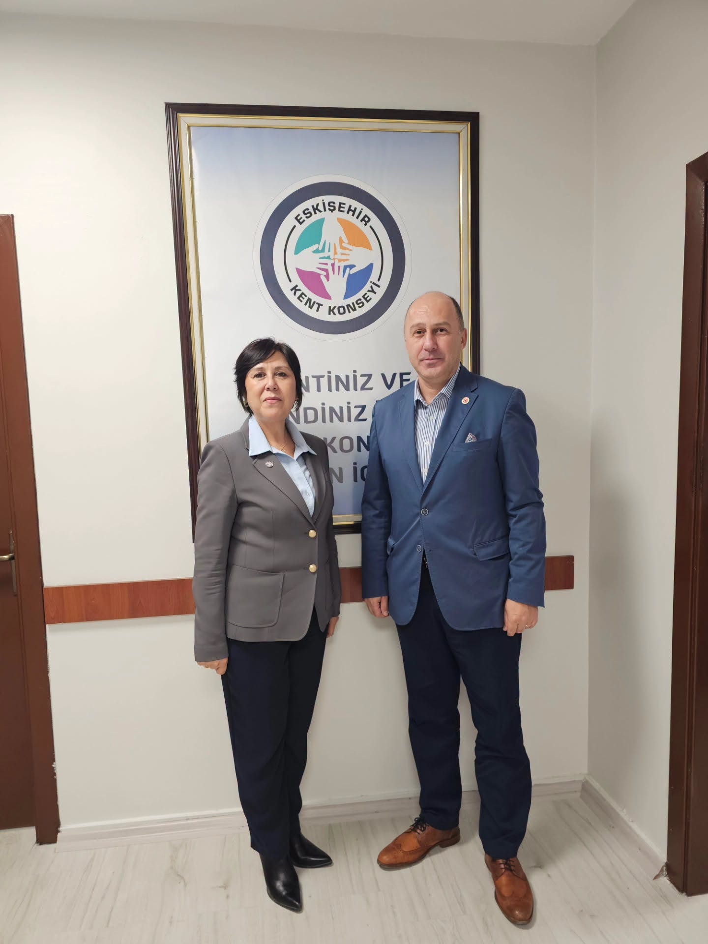 TEPEBAŞI MECLİS ÜYESİ VE ESKİŞEHİR GEÇMİŞ DÖNEM YÜRÜTME KURULU ÜYESİ HAKAN KARUK KENT KONSEYİ BAŞKANIMIZ İNCİ ÜLÜĞ ZİYARET ETTİ